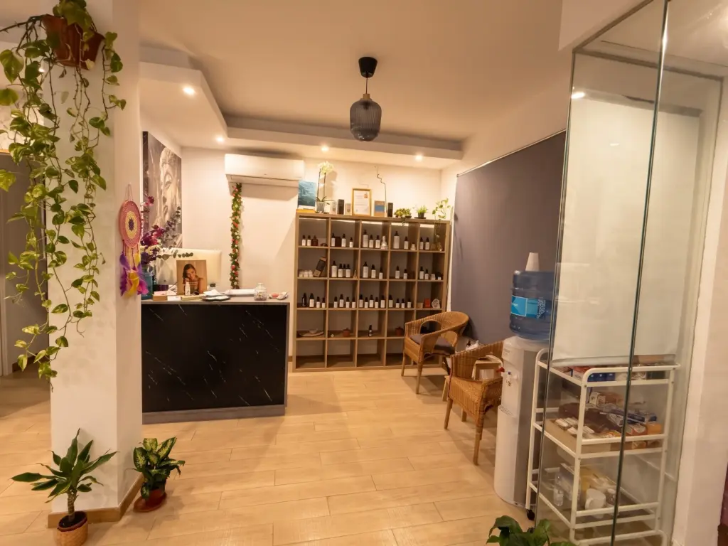 Recepción del salón con la estantería de productos de Secretos del Agua